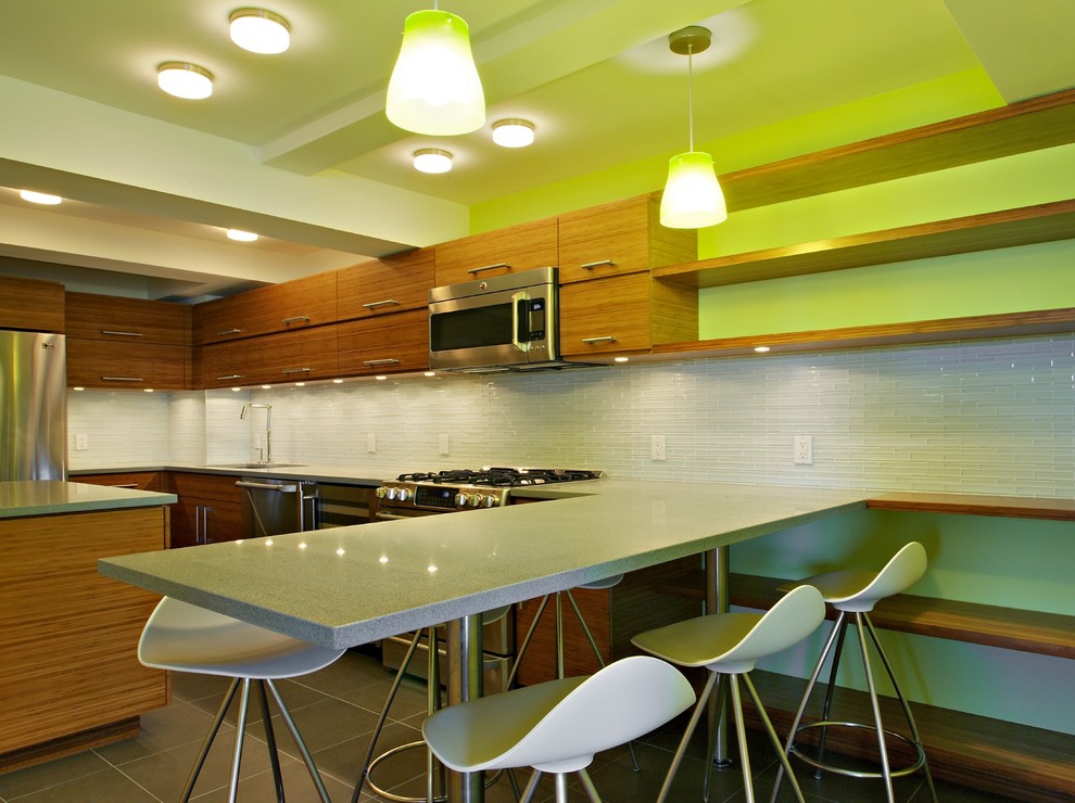 Moderne Küche mit Rückwand aus Glasfliesen, Küchengeräten aus Edelstahl, Küchenrückwand in Weiß, flächenbündigen Schrankfronten und hellbraunen Holzschränken in New York