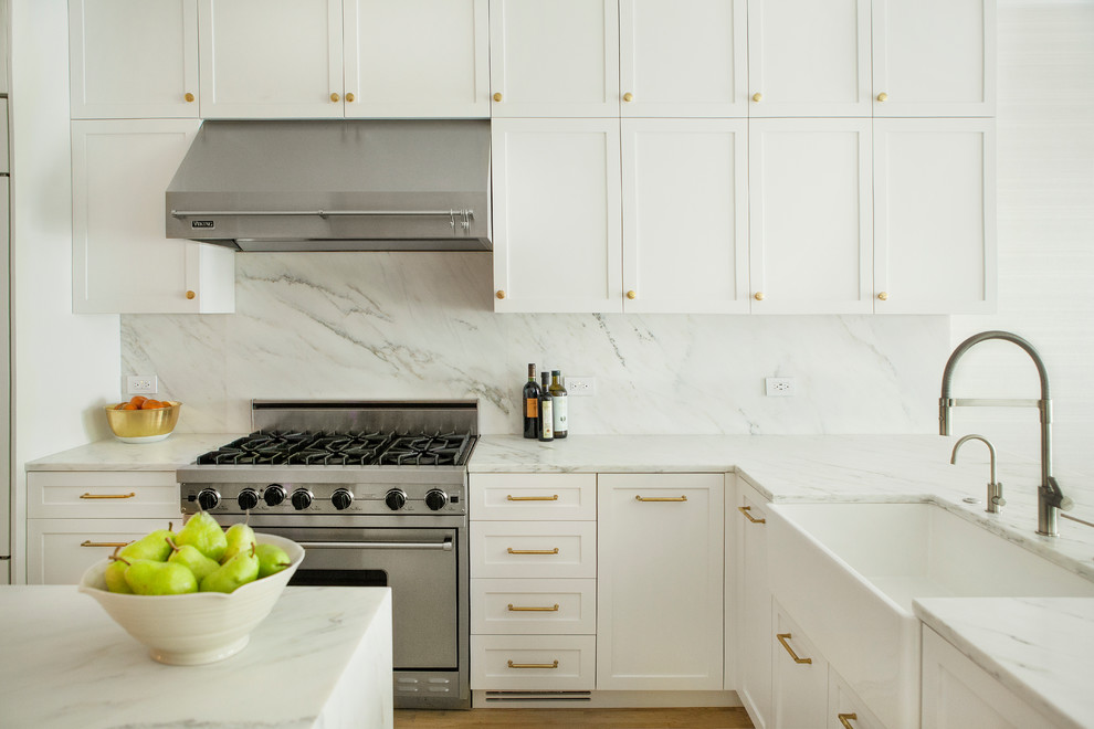 Inspiration för mellanstora moderna vitt kök, med en rustik diskho, skåp i shakerstil, vita skåp, marmorbänkskiva, vitt stänkskydd, stänkskydd i marmor, rostfria vitvaror och en köksö
