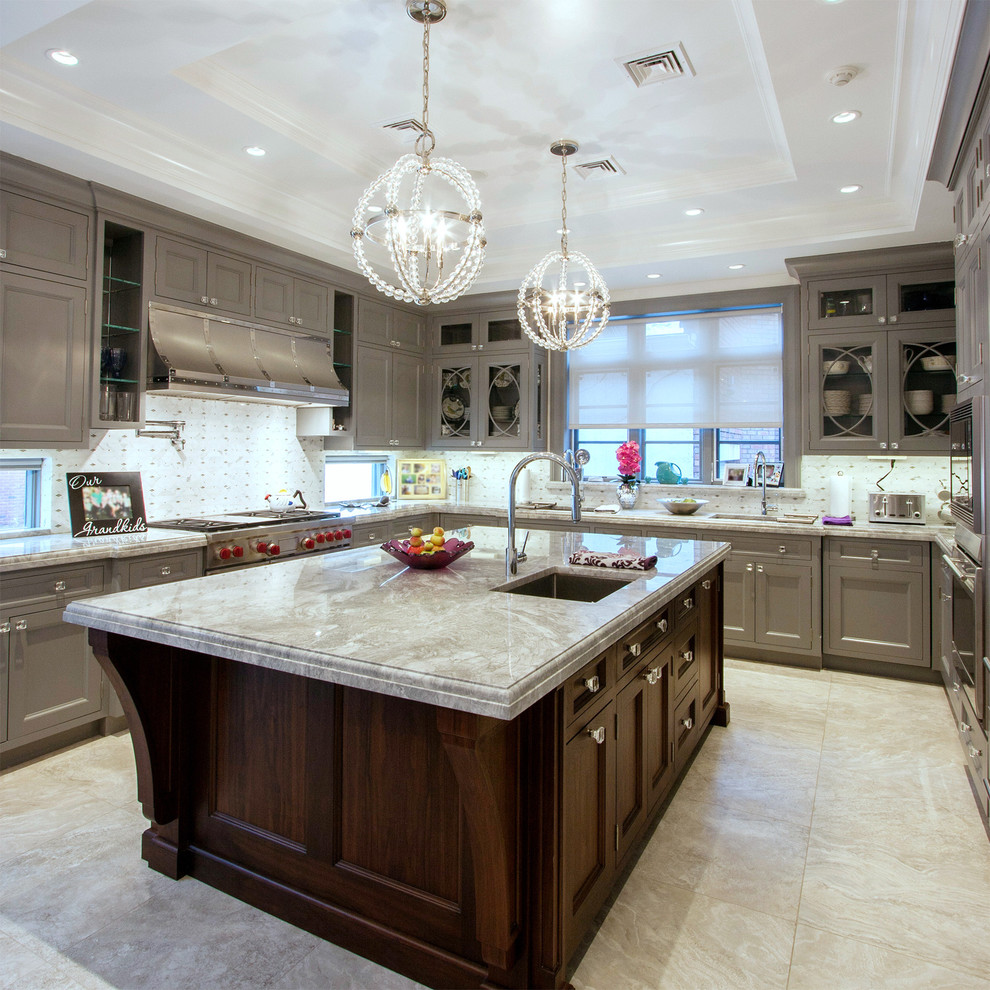 Idee per una grande cucina classica chiusa con lavello sottopiano, ante in stile shaker, ante grigie, top in marmo, paraspruzzi grigio, elettrodomestici in acciaio inossidabile e pavimento bianco