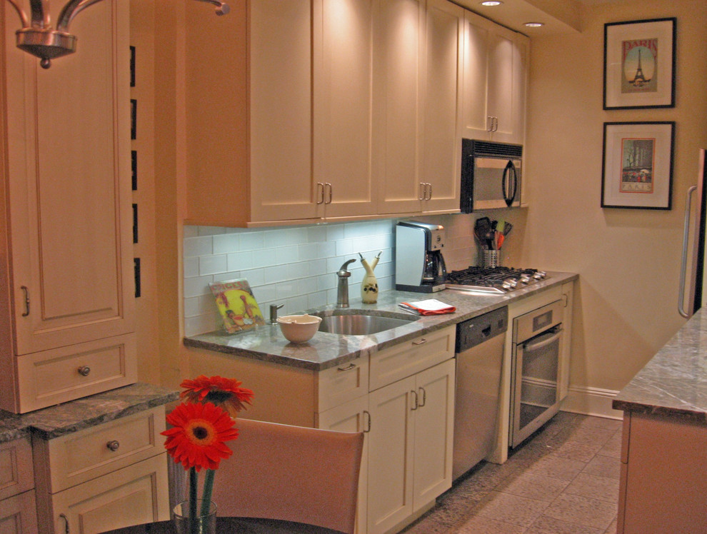 Exempel på ett litet eklektiskt kök, med en undermonterad diskho, skåp i shakerstil, beige skåp, granitbänkskiva, grönt stänkskydd, stänkskydd i glaskakel, rostfria vitvaror och klinkergolv i porslin