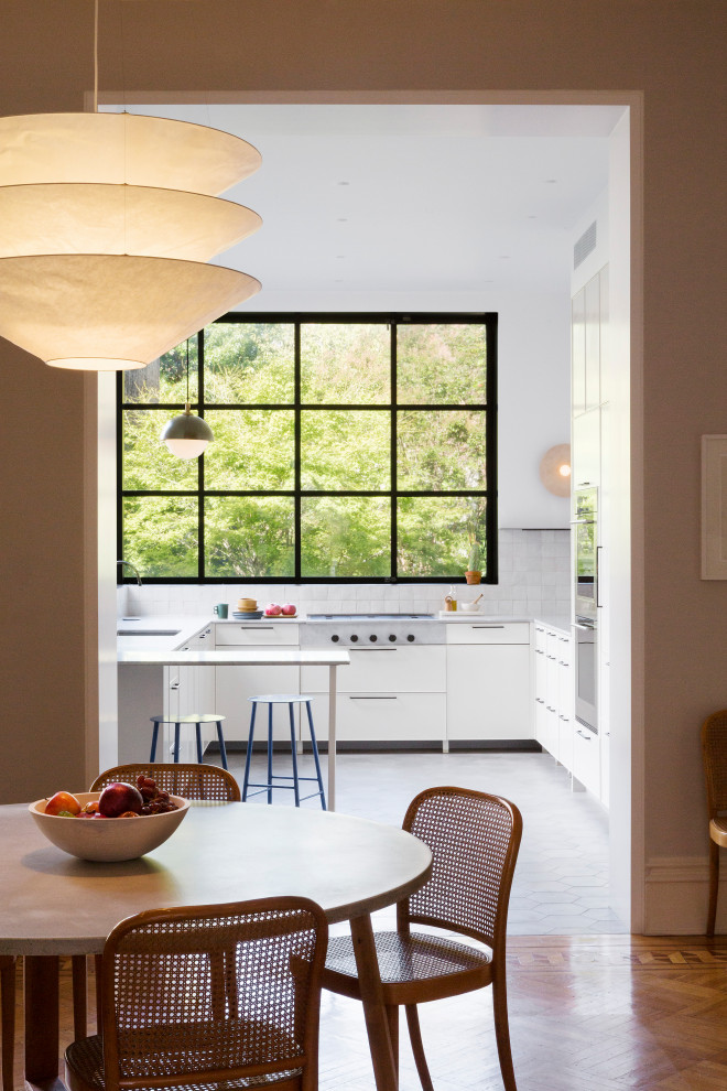 Exempel på ett stort modernt grå grått kök, med en undermonterad diskho, släta luckor, gröna skåp, marmorbänkskiva, grått stänkskydd, stänkskydd i keramik, rostfria vitvaror, cementgolv, en halv köksö och grått golv