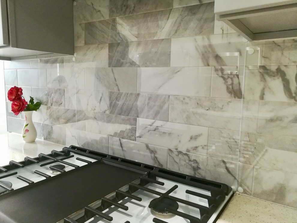 Idéer för att renovera ett mellanstort funkis vit vitt kök, med en enkel diskho, skåp i shakerstil, grå skåp, bänkskiva i kvarts, grått stänkskydd, stänkskydd i keramik, vita vitvaror, klinkergolv i keramik, en köksö och vitt golv