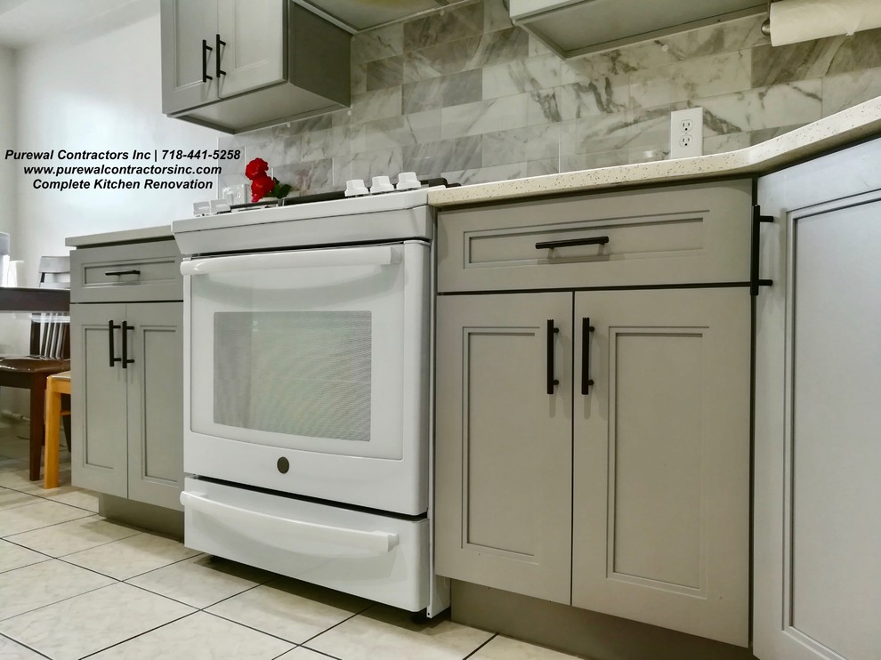Idéer för ett mellanstort modernt vit kök, med en enkel diskho, skåp i shakerstil, grå skåp, bänkskiva i kvarts, grått stänkskydd, stänkskydd i keramik, vita vitvaror, klinkergolv i keramik, en köksö och vitt golv
