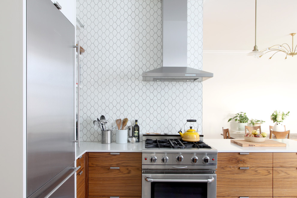 Foto de cocina clásica renovada con armarios con paneles lisos, encimera de cuarzo compacto, salpicadero blanco, salpicadero de azulejos de cerámica y electrodomésticos de acero inoxidable