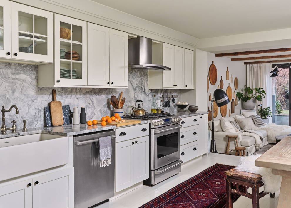 Immagine di una cucina bohémian con lavello stile country, ante in stile shaker, ante bianche, elettrodomestici in acciaio inossidabile, pavimento bianco e top grigio