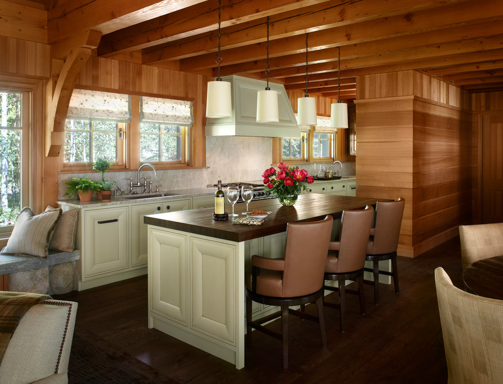 Ejemplo de cocina contemporánea abierta con encimera de madera, armarios con paneles empotrados y salpicadero de losas de piedra