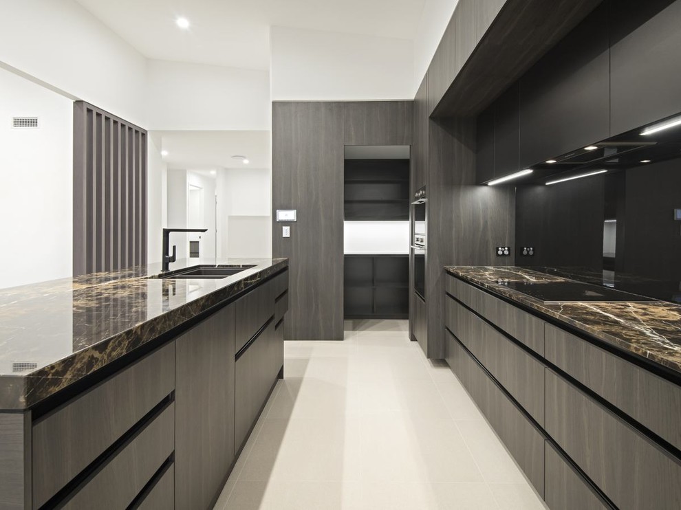Diseño de cocina comedor contemporánea grande con puertas de armario de madera en tonos medios, encimera de acrílico, electrodomésticos negros y una isla