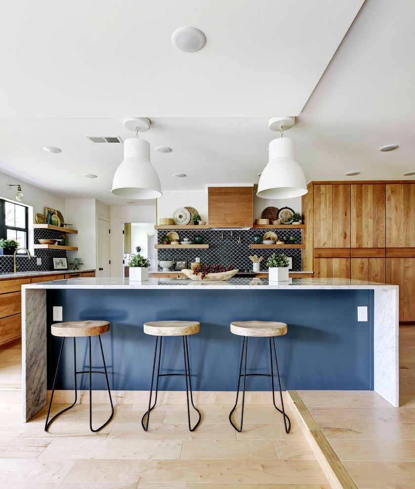 Пример оригинального дизайна: угловая кухня-гостиная в современном стиле с плоскими фасадами, темными деревянными фасадами, синим фартуком, фартуком из керамической плитки, техникой под мебельный фасад, светлым паркетным полом и островом