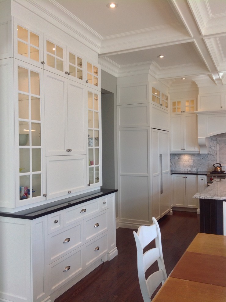 Example of a large transitional u-shaped dark wood floor open concept kitchen design in Montreal with an undermount sink, shaker cabinets, white cabinets, quartz countertops, gray backsplash, mosaic tile backsplash, paneled appliances and an island