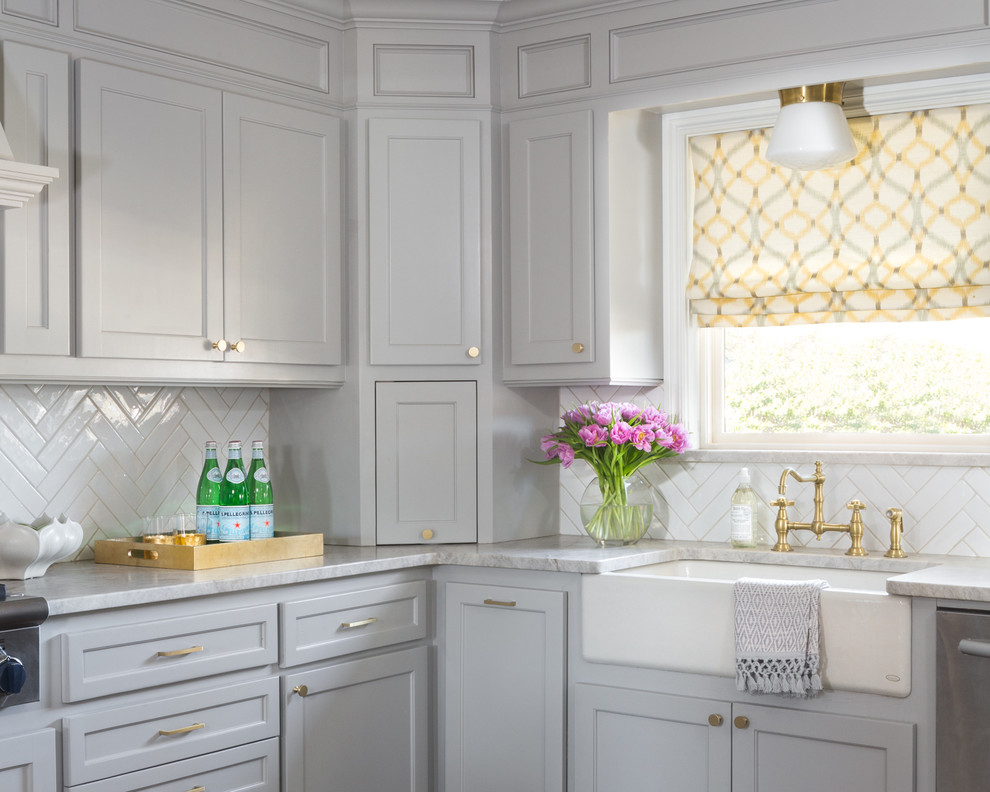 Klassische Küche in L-Form mit Landhausspüle, Schrankfronten mit vertiefter Füllung, grauen Schränken, Küchenrückwand in Weiß und Rückwand aus Keramikfliesen in Oklahoma City