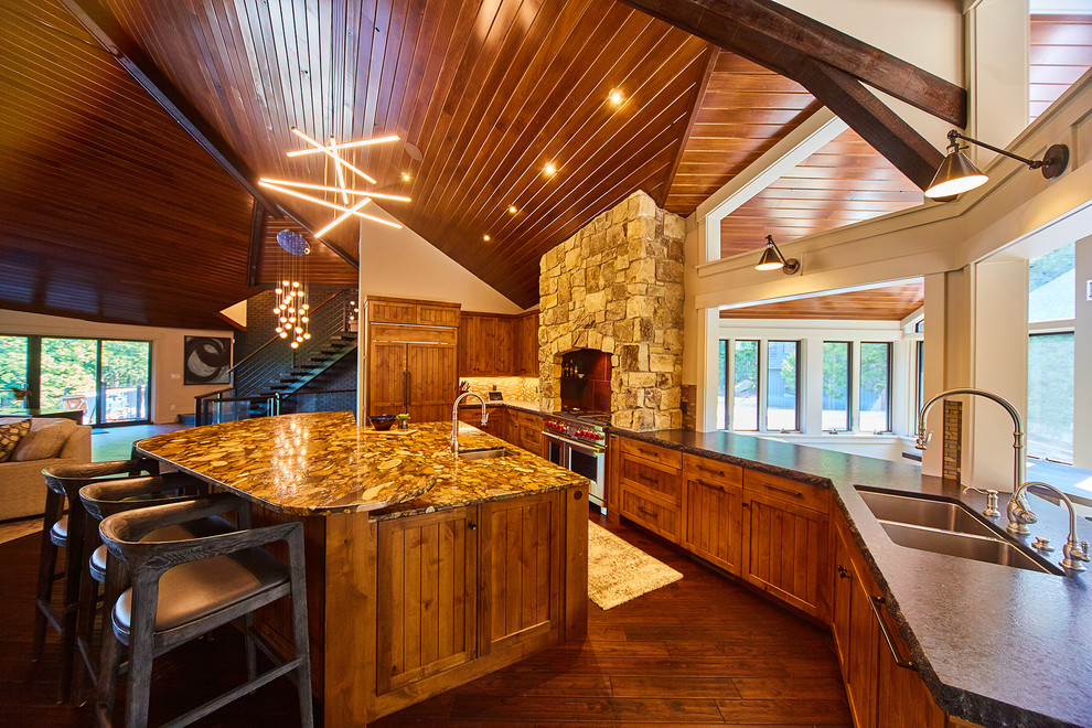 Inspiration för ett rustikt brun brunt kök, med en undermonterad diskho, skåp i slitet trä, granitbänkskiva, rostfria vitvaror, mellanmörkt trägolv, en halv köksö och brunt golv
