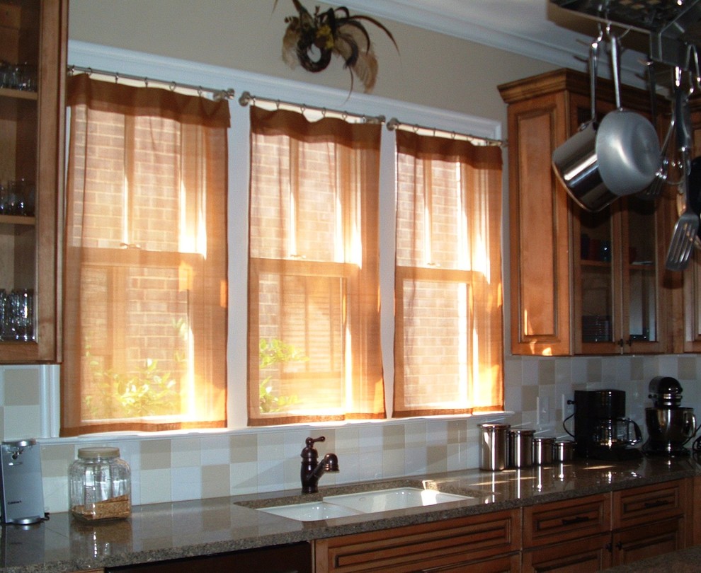 Пример оригинального дизайна: отдельная кухня среднего размера в современном стиле с стеклянными фасадами, фасадами цвета дерева среднего тона, гранитной столешницей, бежевым фартуком и фартуком из керамической плитки