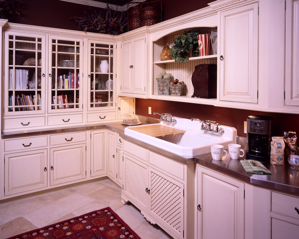 Immagine di una cucina classica con lavello stile country e top in acciaio inossidabile