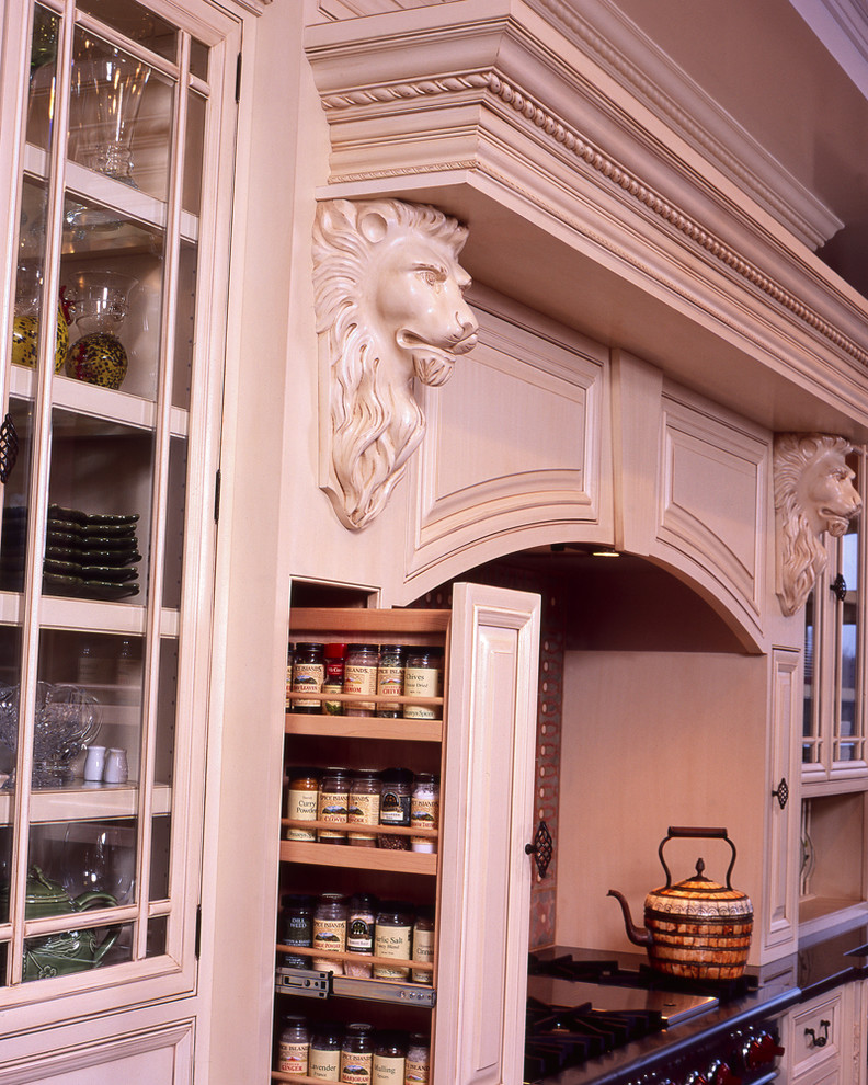 Modelo de cocina comedor clásica renovada con puertas de armario beige y salpicadero multicolor