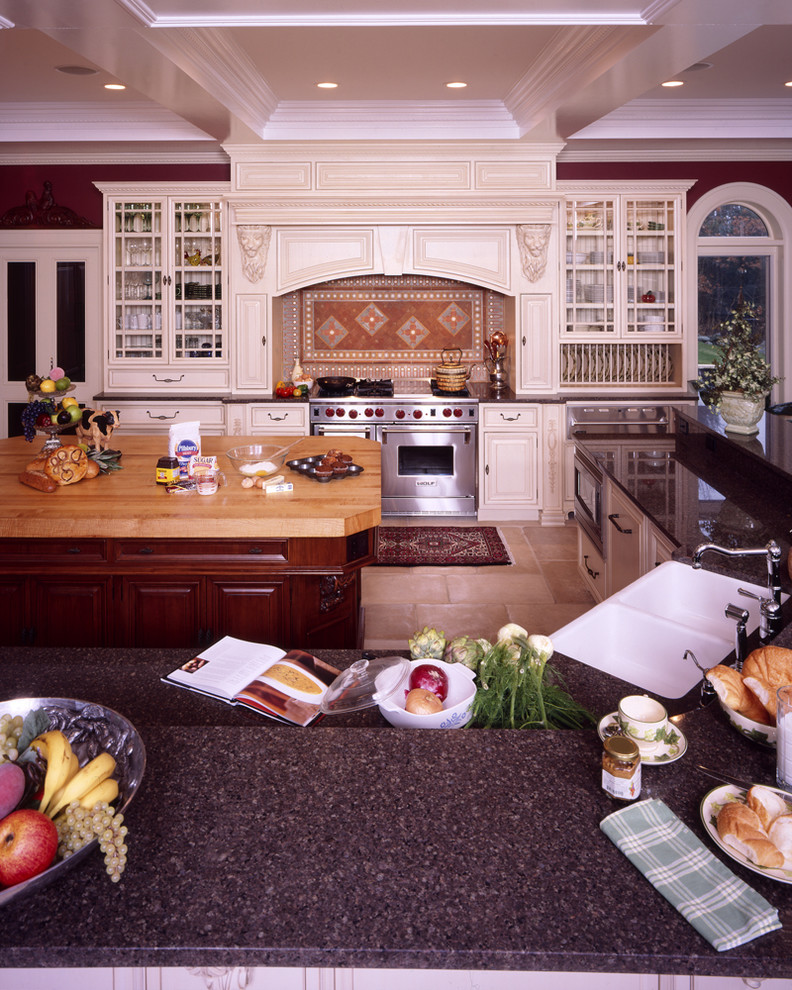 Aménagement d'une cuisine américaine classique avec des portes de placard blanches, un plan de travail en granite et 2 îlots.