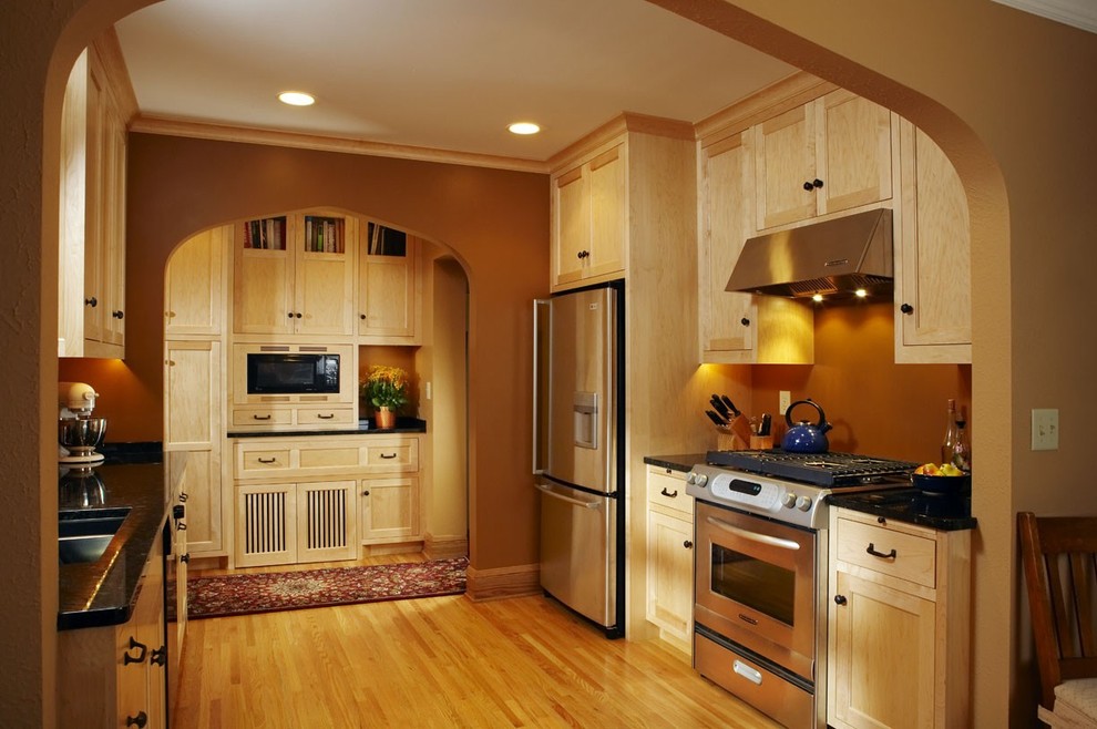 ミネアポリスにあるトラディショナルスタイルのおしゃれなキッチン (シルバーの調理設備) の写真