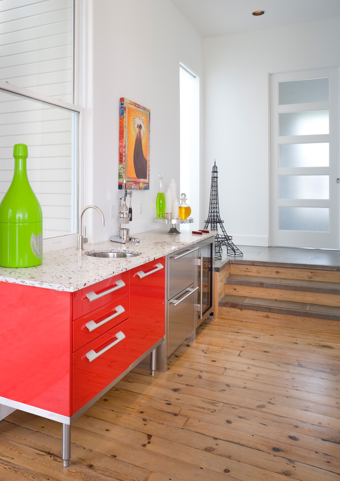 Imagen de cocina actual con electrodomésticos de acero inoxidable y puertas de armario rojas