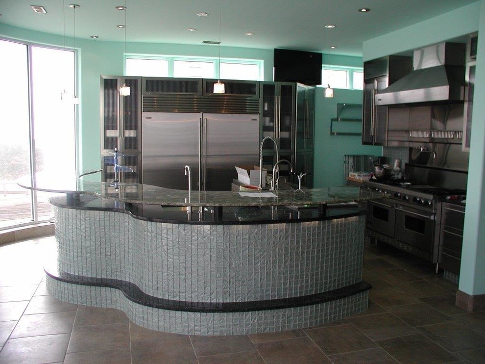 Стильный дизайн: угловая кухня в современном стиле с врезной мойкой, гранитной столешницей, черной техникой и островом - последний тренд