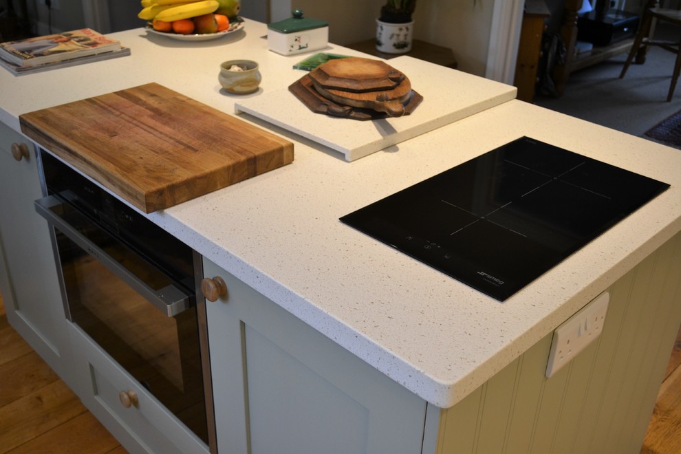 Immagine di una cucina classica di medie dimensioni con lavello integrato, ante in stile shaker, ante verdi, top in superficie solida e pavimento in legno massello medio