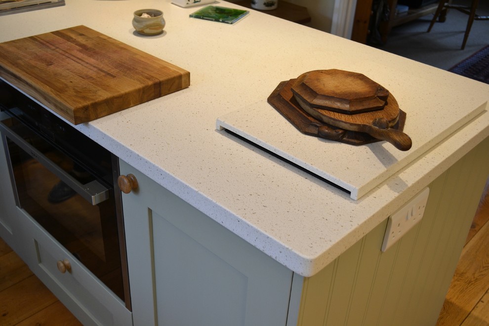 Esempio di una cucina tradizionale di medie dimensioni con lavello integrato, ante in stile shaker, ante verdi, top in superficie solida e pavimento in legno massello medio
