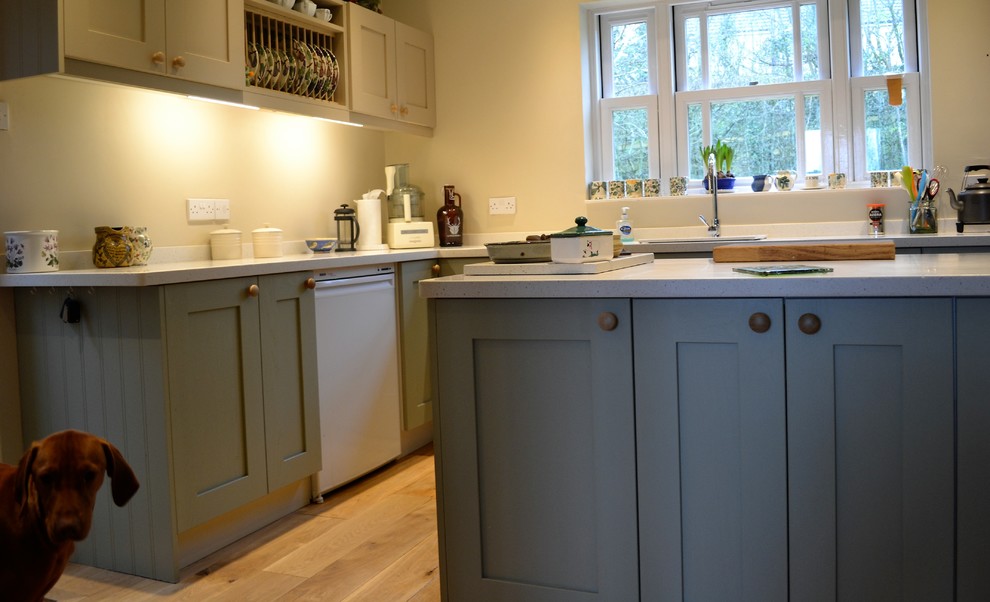 Foto di una cucina classica di medie dimensioni con lavello integrato, ante in stile shaker, ante verdi, top in superficie solida e pavimento in legno massello medio