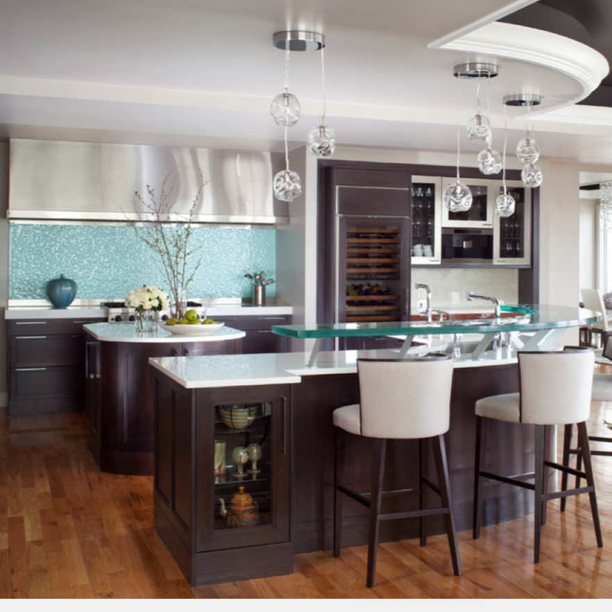 Exempel på ett stort modernt kök och matrum, med bänkskiva i glas, grönt stänkskydd, glaspanel som stänkskydd och en köksö