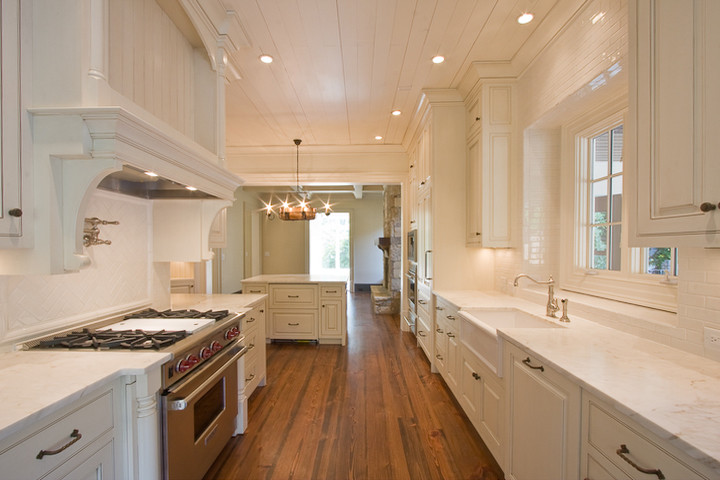 Example of a classic kitchen design in Atlanta