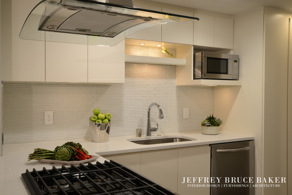 Foto på ett litet funkis kök, med en undermonterad diskho, släta luckor, vita skåp, bänkskiva i koppar, vitt stänkskydd, stänkskydd i glaskakel, rostfria vitvaror och mellanmörkt trägolv