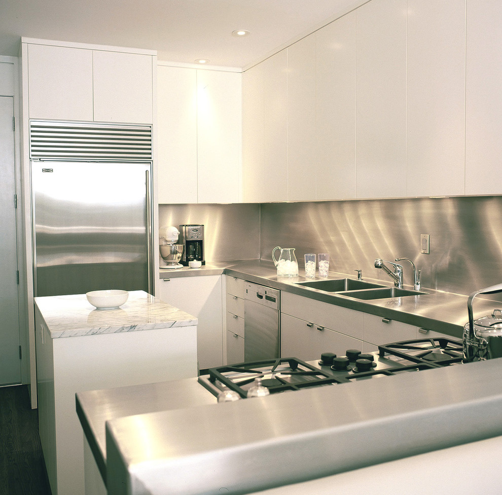 Esempio di una piccola cucina contemporanea con lavello a doppia vasca, ante lisce, ante bianche, top in granito, elettrodomestici in acciaio inossidabile e parquet scuro