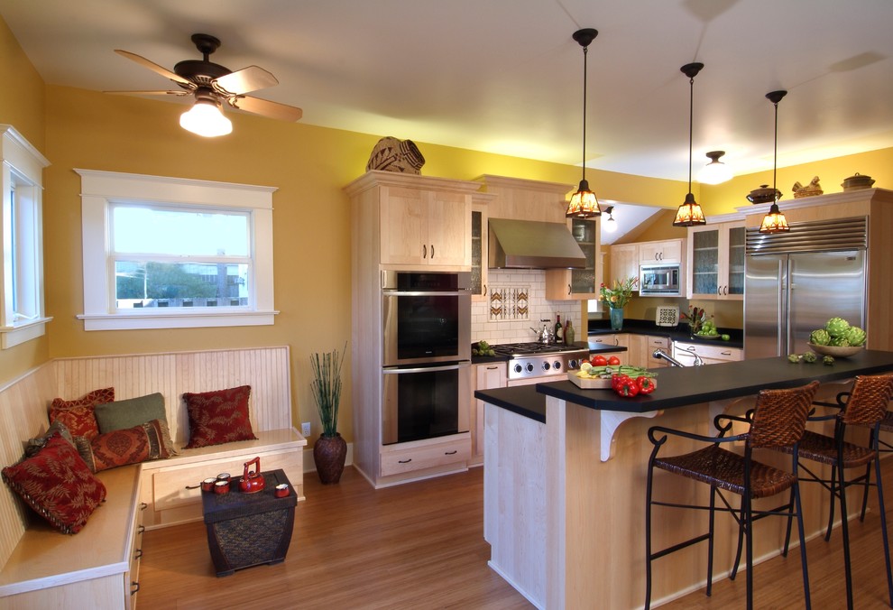 Foto di una cucina chic con lavello sottopiano, ante in stile shaker, ante in legno chiaro, paraspruzzi bianco, paraspruzzi con piastrelle in ceramica e elettrodomestici in acciaio inossidabile