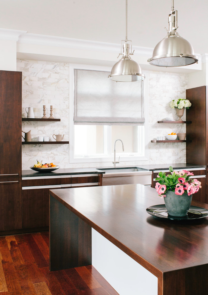 Klassische Küche mit Landhausspüle, Arbeitsplatte aus Holz, Küchenrückwand in Weiß, braunem Holzboden, Kücheninsel und orangem Boden in Philadelphia