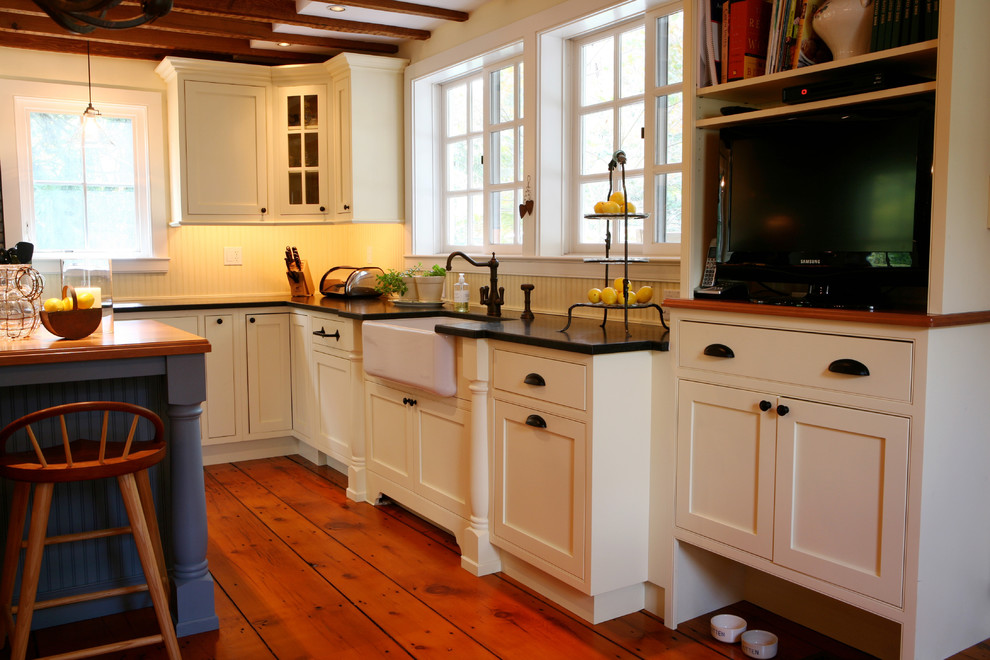 Idéer för att renovera ett stort lantligt kök, med en nedsänkt diskho, luckor med infälld panel, blå skåp, träbänkskiva, blått stänkskydd, stänkskydd i mosaik, rostfria vitvaror, ljust trägolv, en köksö och brunt golv