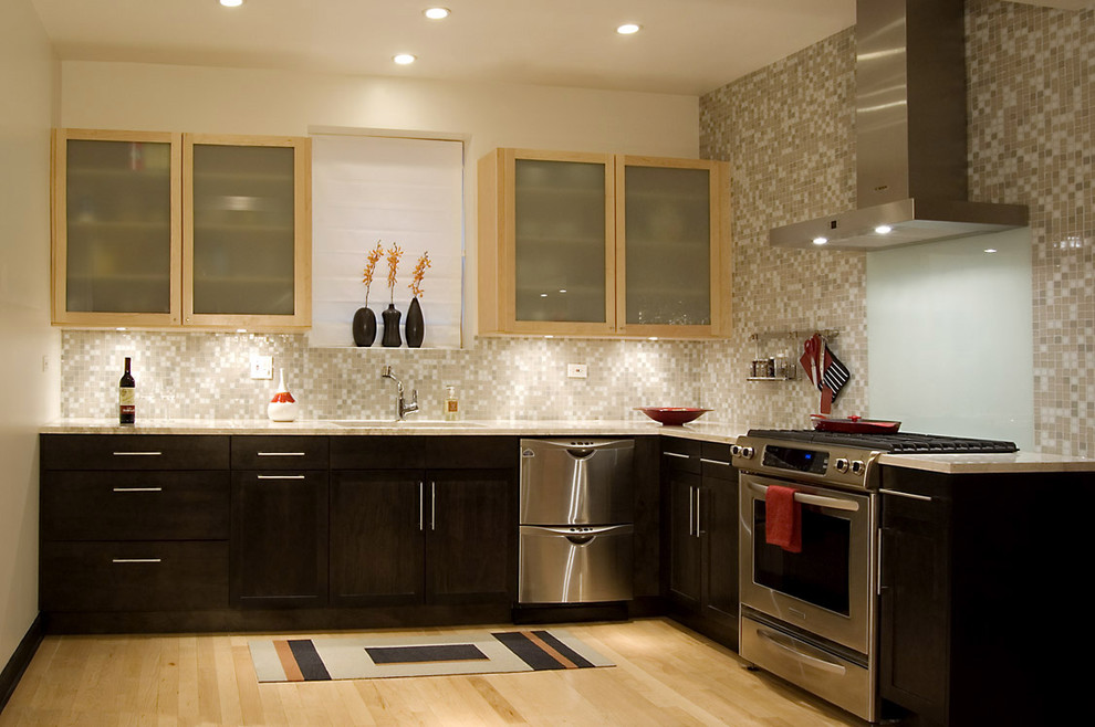 Modelo de cocina contemporánea con electrodomésticos de acero inoxidable, armarios tipo vitrina, puertas de armario de madera en tonos medios, salpicadero multicolor y salpicadero con mosaicos de azulejos