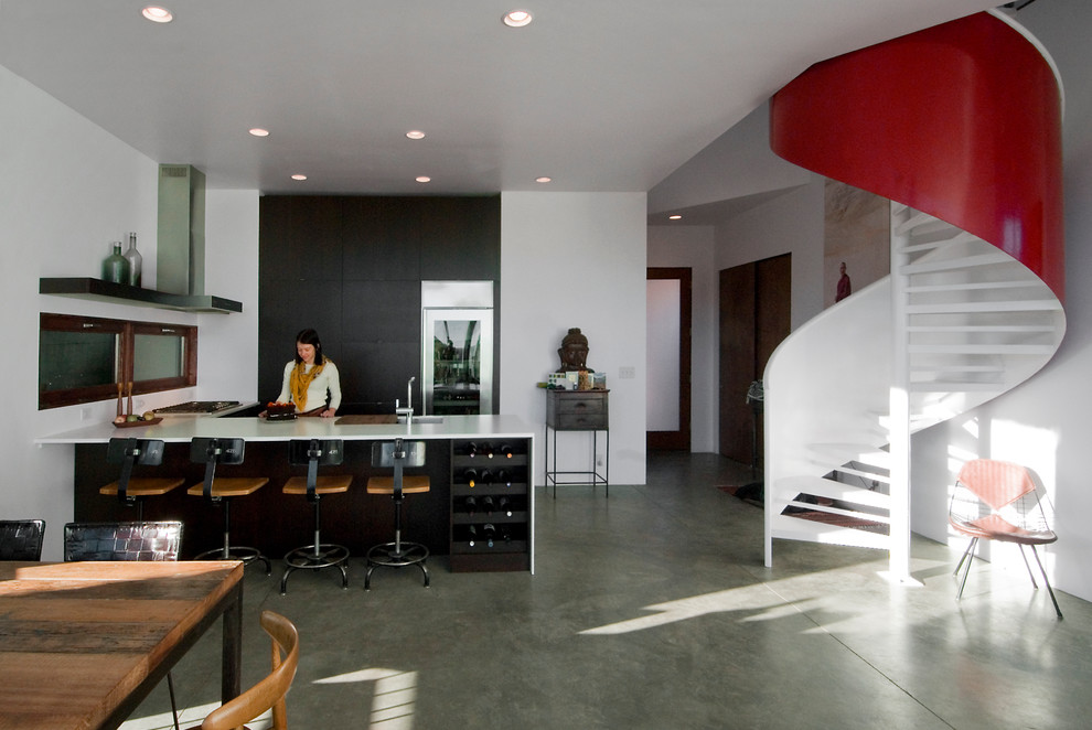Идея дизайна: п-образная кухня в стиле модернизм с обеденным столом, плоскими фасадами, черными фасадами и техникой из нержавеющей стали