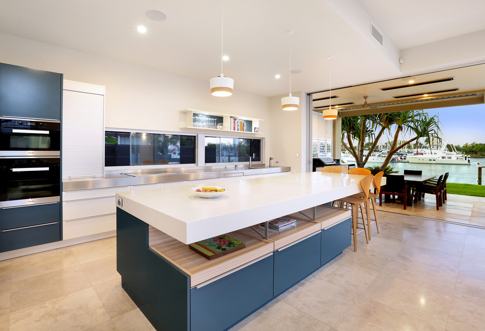 Mittelgroße Moderne Küche mit Küchengeräten aus Edelstahl und Kücheninsel in Brisbane