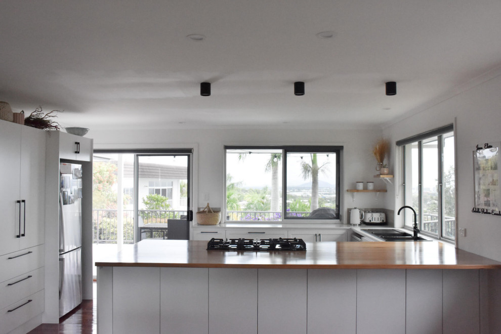 Idee per una cucina contemporanea di medie dimensioni con ante in stile shaker, ante bianche, top in legno e pavimento in legno massello medio
