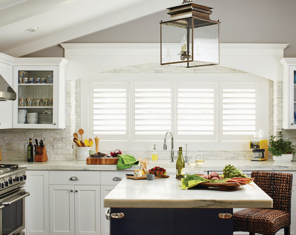 Bild på ett mellanstort lantligt l-kök, med en undermonterad diskho, skåp i shakerstil, vita skåp, marmorbänkskiva, vitt stänkskydd, stänkskydd i stenkakel, rostfria vitvaror och en köksö