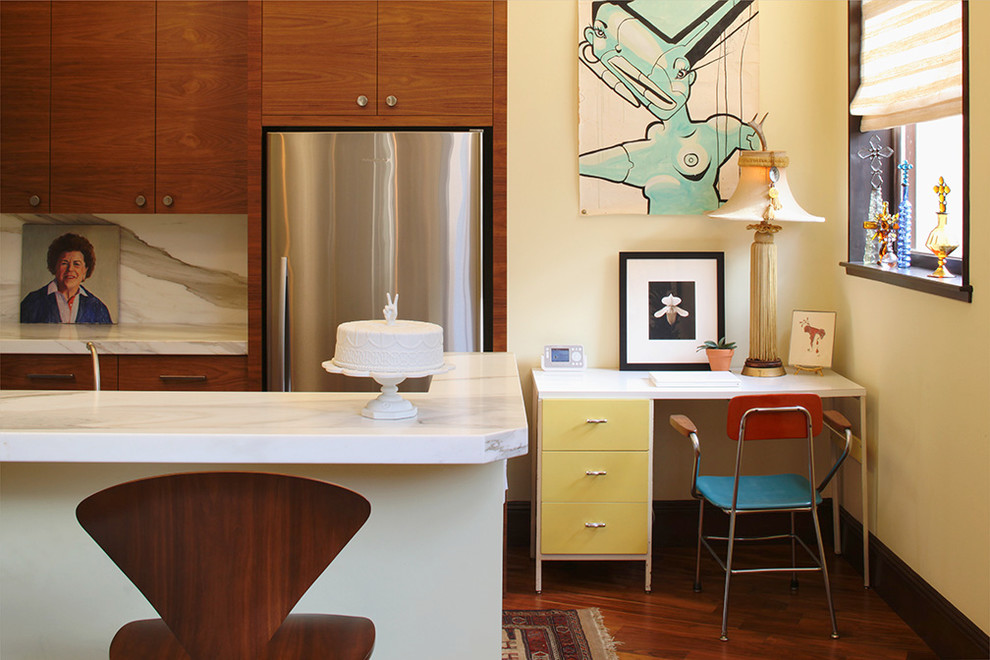 Eklektische Küche in U-Form mit flächenbündigen Schrankfronten, hellbraunen Holzschränken, Küchengeräten aus Edelstahl, Marmor-Arbeitsplatte, Rückwand aus Stein und braunem Holzboden in San Francisco