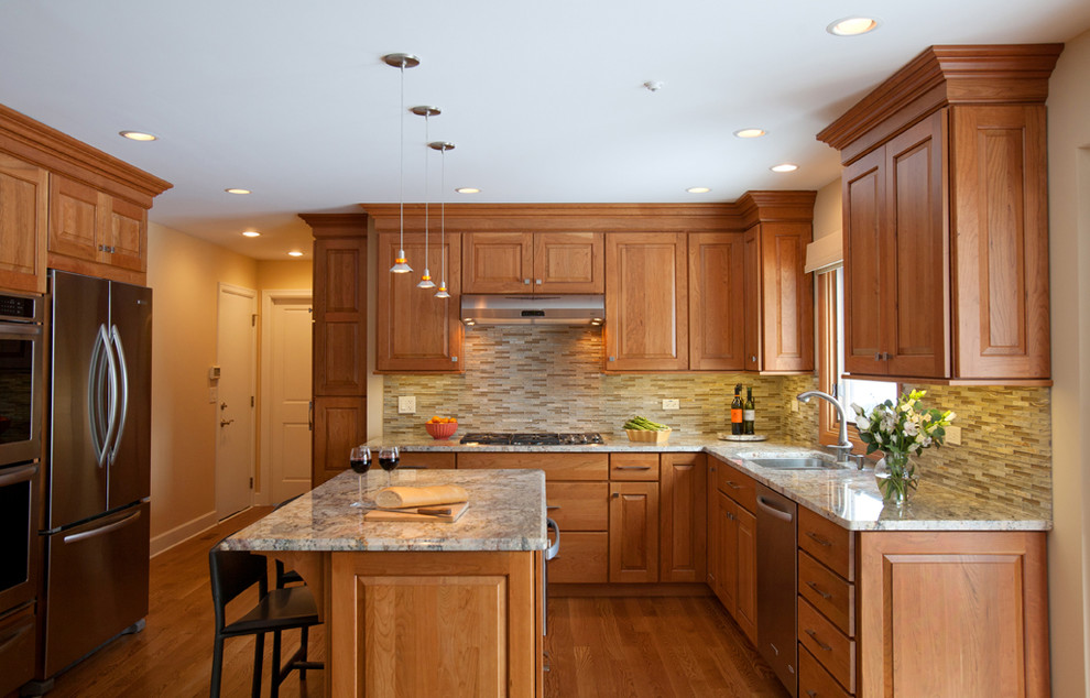 Exempel på ett stort klassiskt kök, med en undermonterad diskho, luckor med upphöjd panel, skåp i mellenmörkt trä, granitbänkskiva, flerfärgad stänkskydd, rostfria vitvaror, mellanmörkt trägolv och en köksö