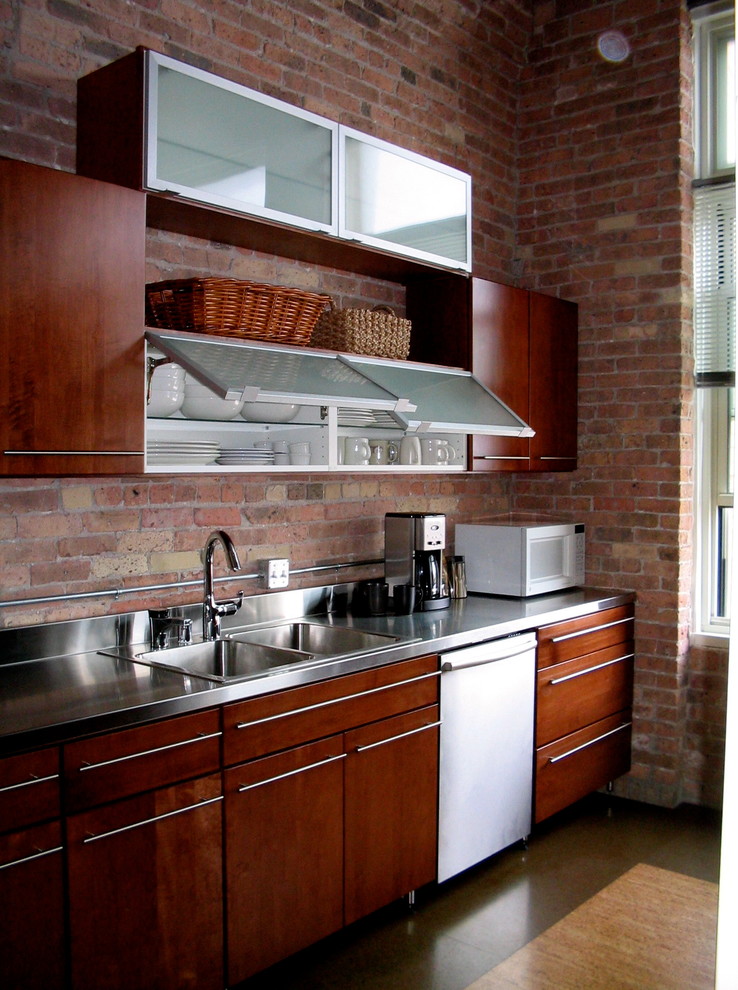 Foto på ett funkis kök, med en nedsänkt diskho och bänkskiva i rostfritt stål