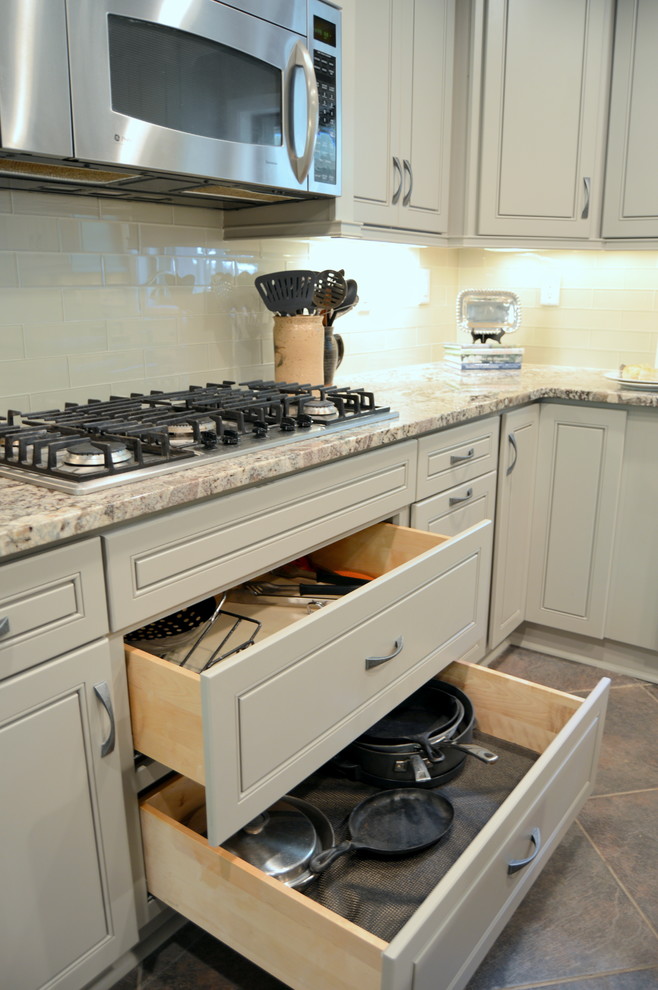 Bild på ett stort funkis kök, med en rustik diskho, luckor med upphöjd panel, grå skåp, granitbänkskiva, grått stänkskydd, stänkskydd i tunnelbanekakel, rostfria vitvaror, klinkergolv i keramik och en köksö
