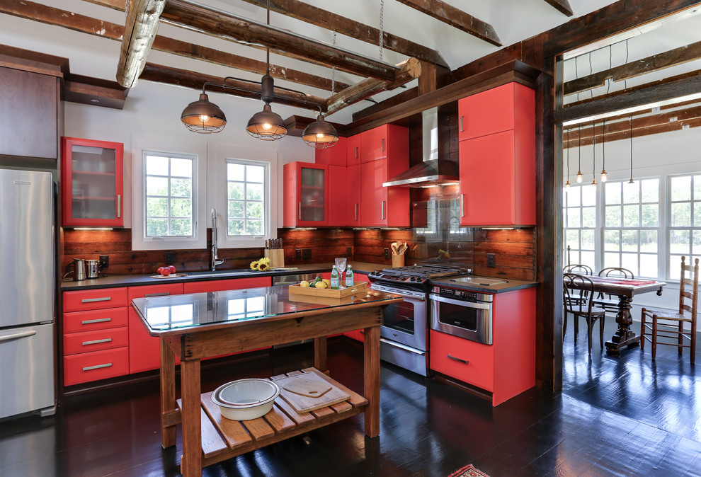 Cette image montre une petite cuisine ouverte rustique en L avec un évier 1 bac, un placard à porte plane, des portes de placard rouges, un plan de travail en granite, une crédence marron, un électroménager en acier inoxydable, parquet foncé, îlot, une crédence en bois et un sol marron.