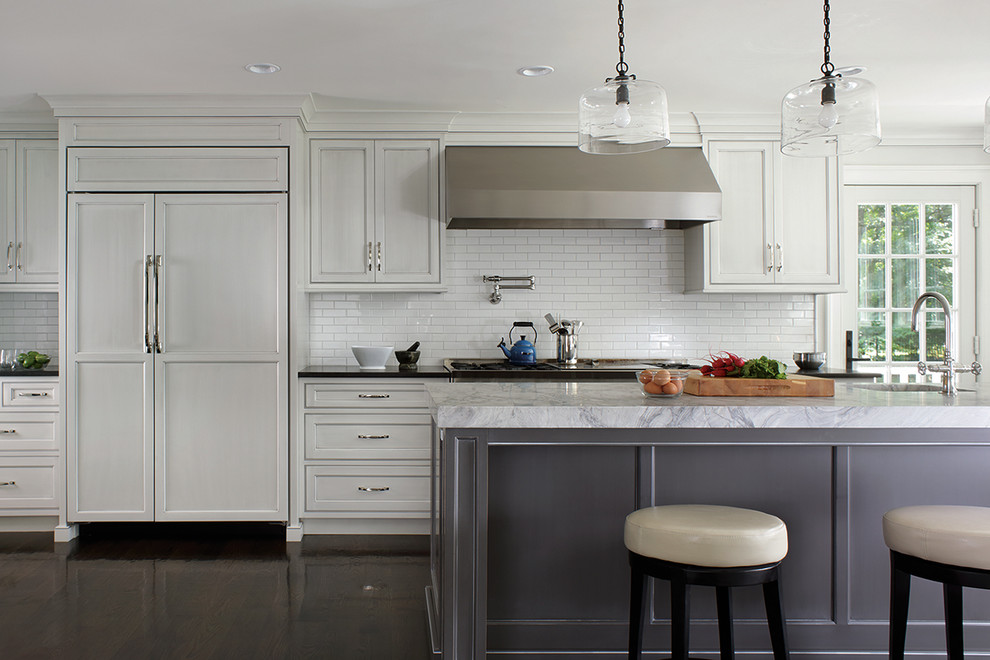 他の地域にある広いトランジショナルスタイルのおしゃれなキッチン (シェーカースタイル扉のキャビネット、白いキャビネット、濃色無垢フローリング) の写真
