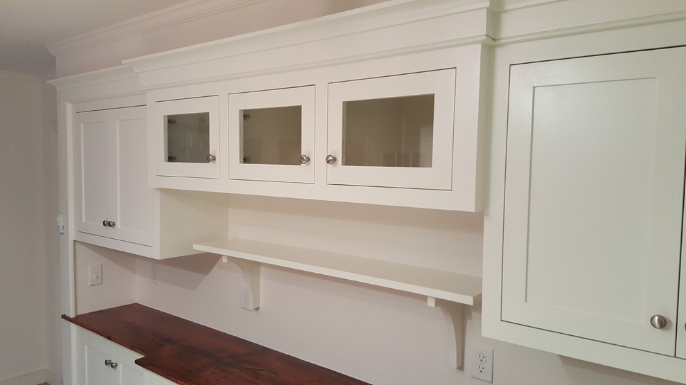 Imagen de cocina clásica renovada de tamaño medio con armarios estilo shaker, puertas de armario blancas, encimera de madera y una isla