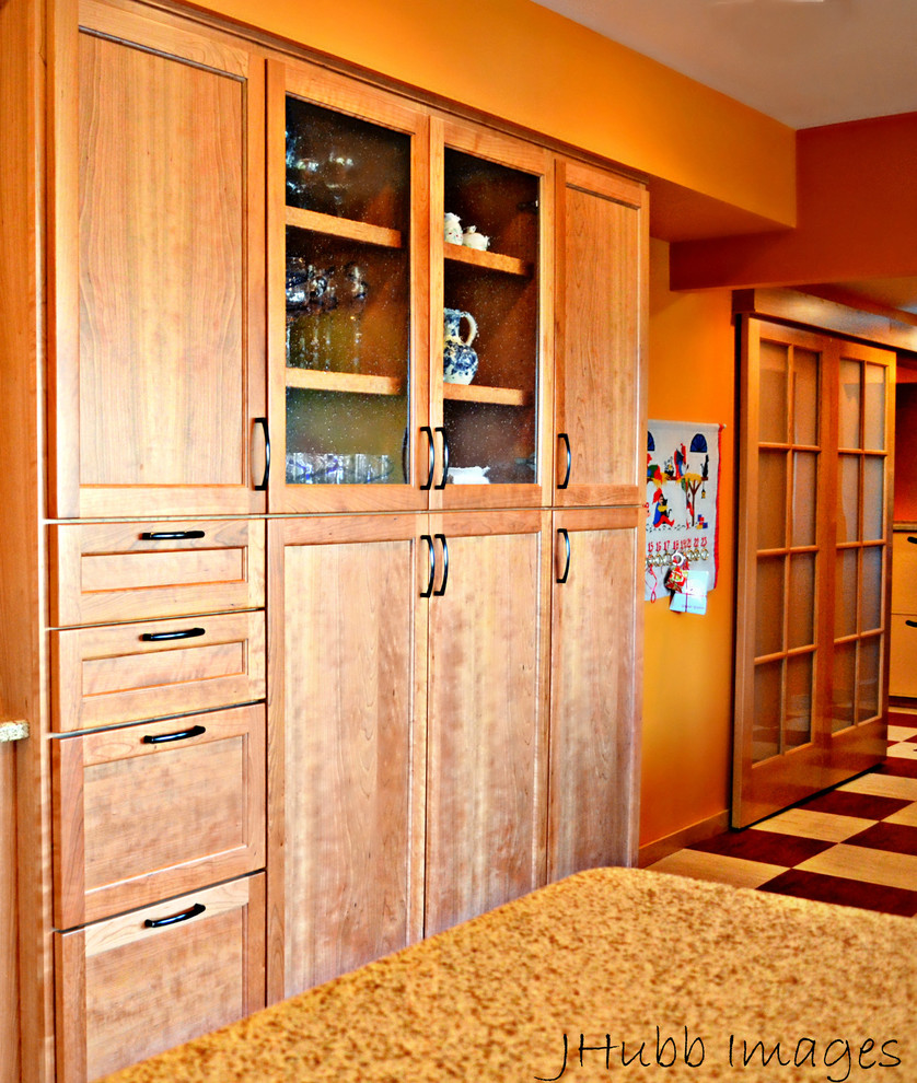Rustikale Küche mit Unterbauwaschbecken, Schrankfronten im Shaker-Stil, hellbraunen Holzschränken und Linoleum in Sonstige
