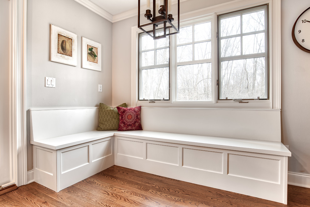 Inspiration för ett mellanstort vintage vit vitt kök, med en undermonterad diskho, luckor med profilerade fronter, vita skåp, bänkskiva i kvartsit, vitt stänkskydd, stänkskydd i mosaik, rostfria vitvaror, mellanmörkt trägolv, en köksö och brunt golv