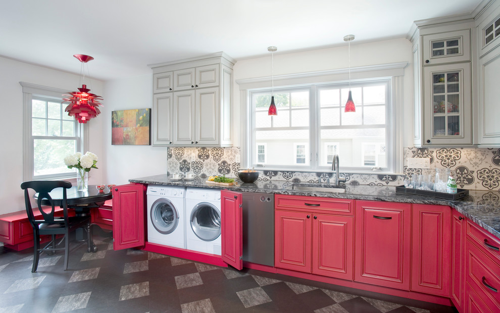 Mittelgroße Stilmix Wohnküche ohne Insel in L-Form mit Unterbauwaschbecken, profilierten Schrankfronten, roten Schränken, Granit-Arbeitsplatte, Rückwand aus Keramikfliesen, Küchengeräten aus Edelstahl, Linoleum und Küchenrückwand in Grau in Boston