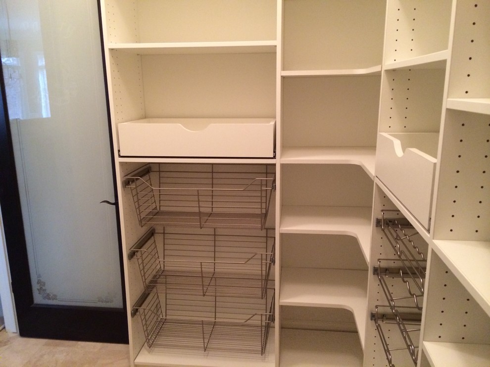 Inspiration pour une arrière-cuisine minimaliste en L de taille moyenne avec un placard à porte plane et des portes de placard blanches.