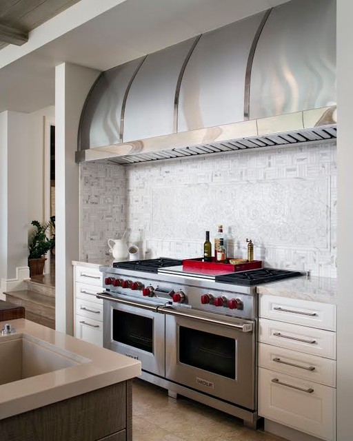 Built In Stainless Range and Large Hood Clásico renovado Cocina