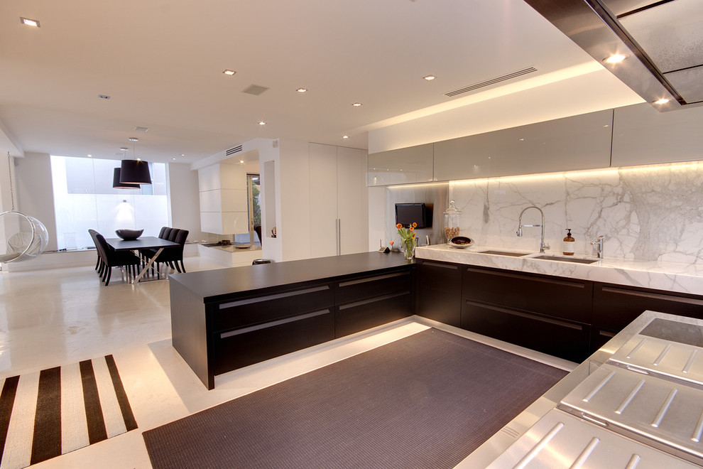 Ispirazione per una grande cucina ad ambiente unico minimalista con pavimento in travertino
